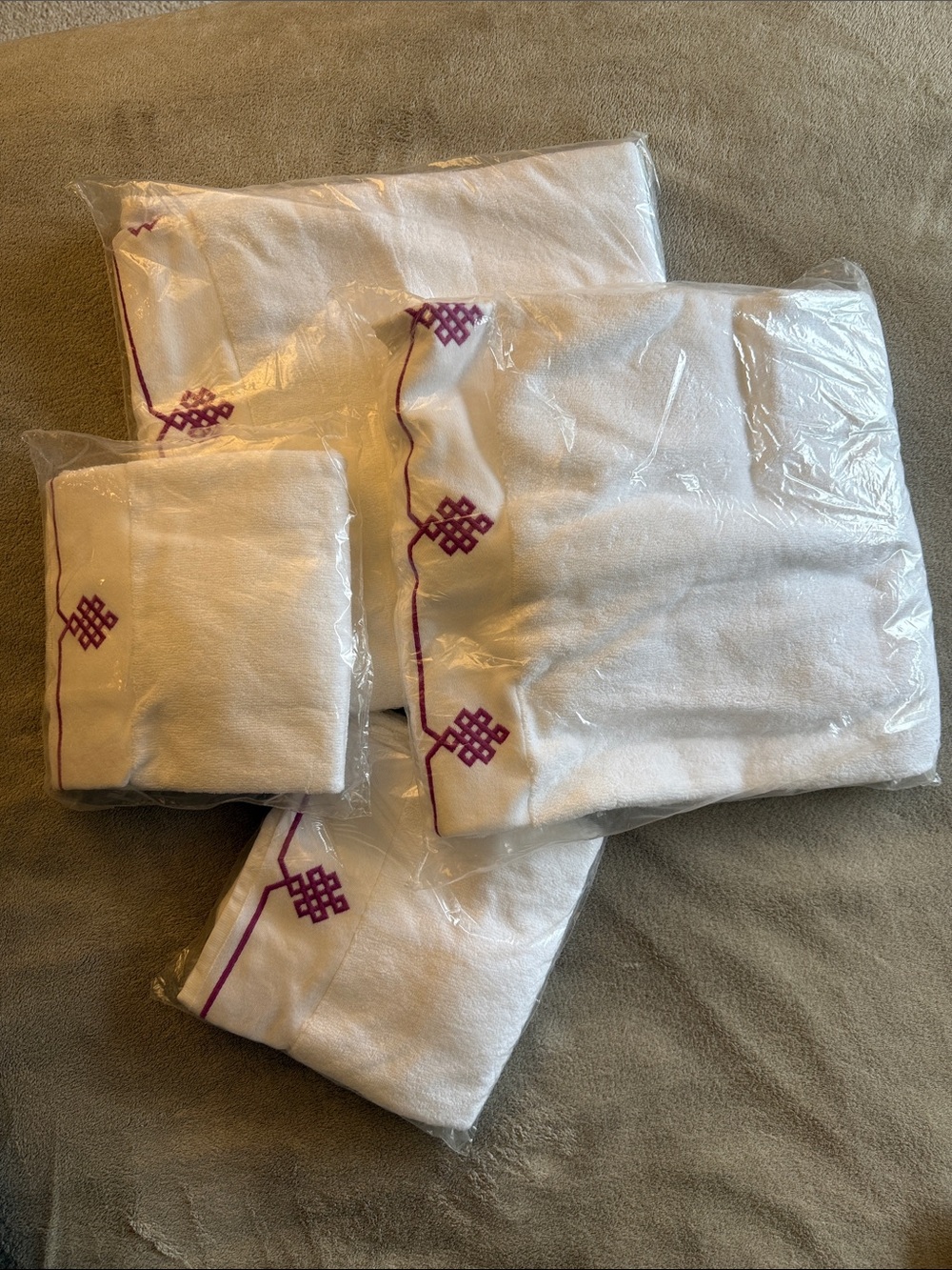 Serena & Lily white towel with berry gobi embroidery (4 pieces set)